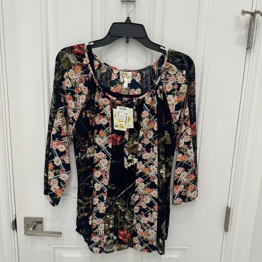 Fig & Flower Floral Blouse. Navy. Size Small *NWT*
